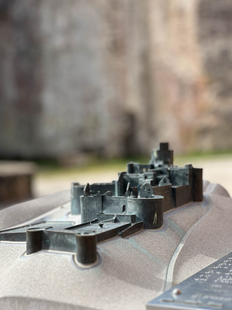 Braille model of Hardenburg Castle in Bad Dürkheim.