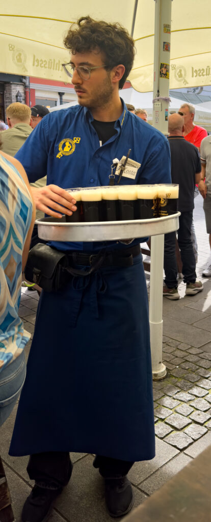A traditional Köbe serves altbier.