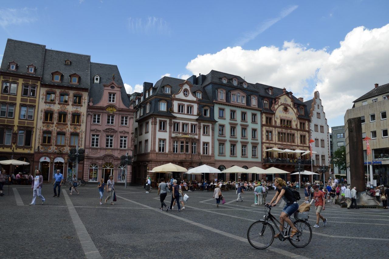 Main square in Mainz filled with people.