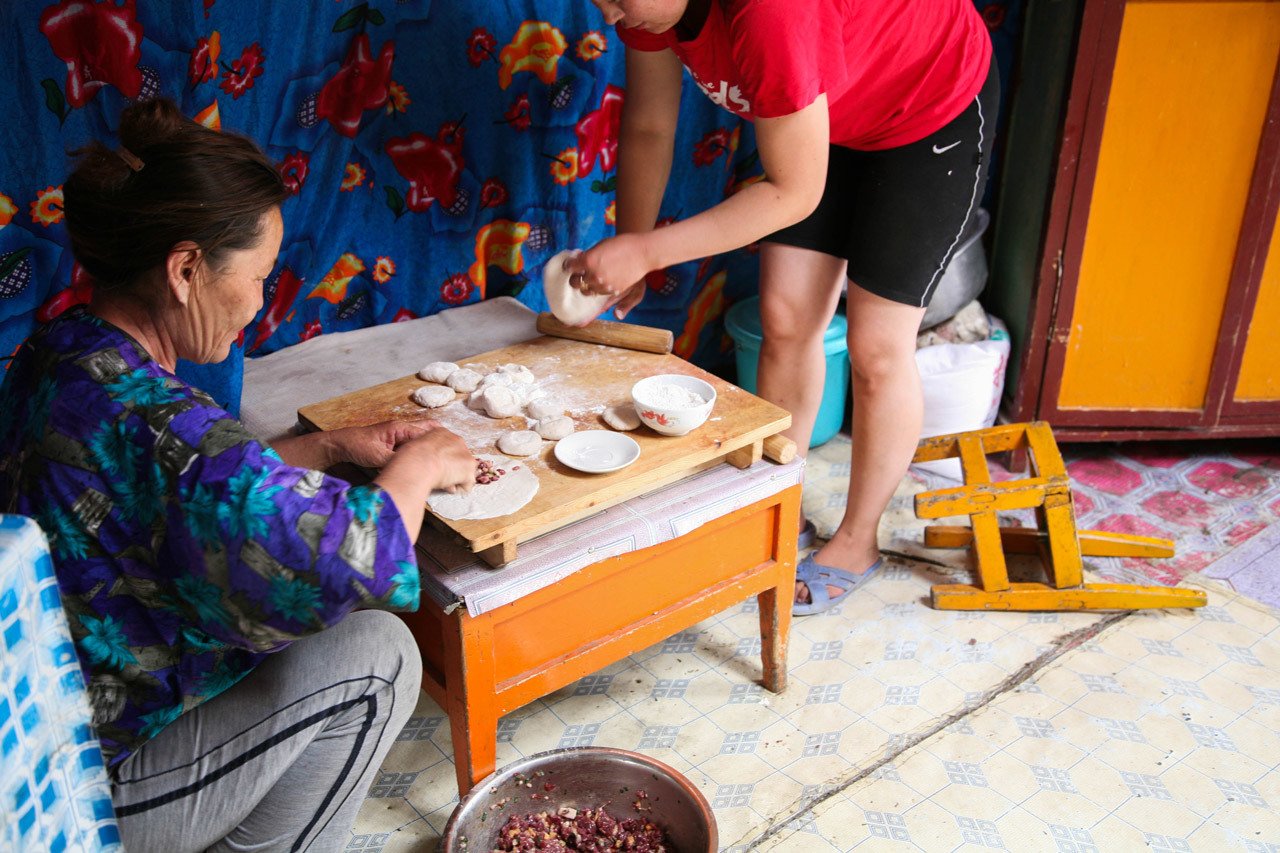 Filling and crimping the khuushuur.