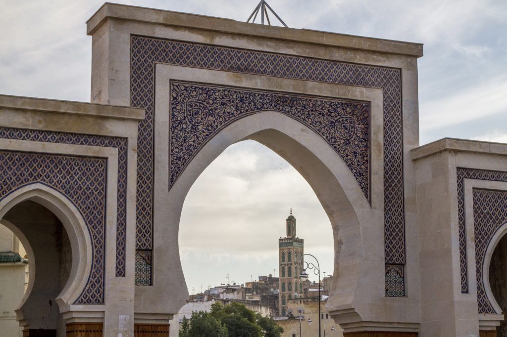 A city gated arch peeking at the interior of the municipality and its mosque.