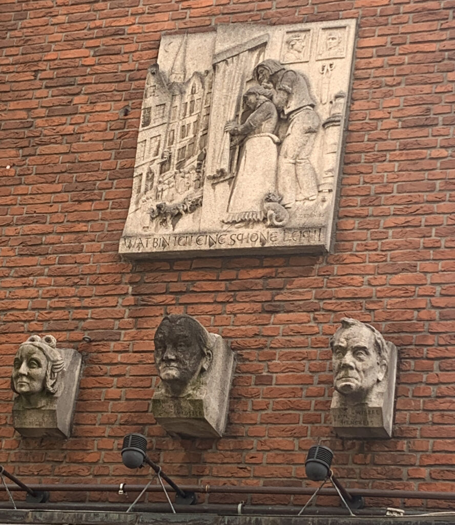 Interesting wall art in Düsseldorf.