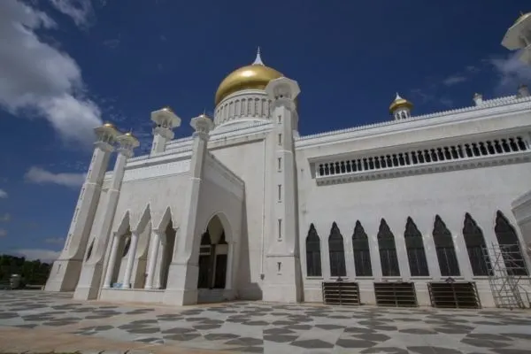 Golden domes and stylish minarets adorn the Omar Ali Saifuddin Mosque.