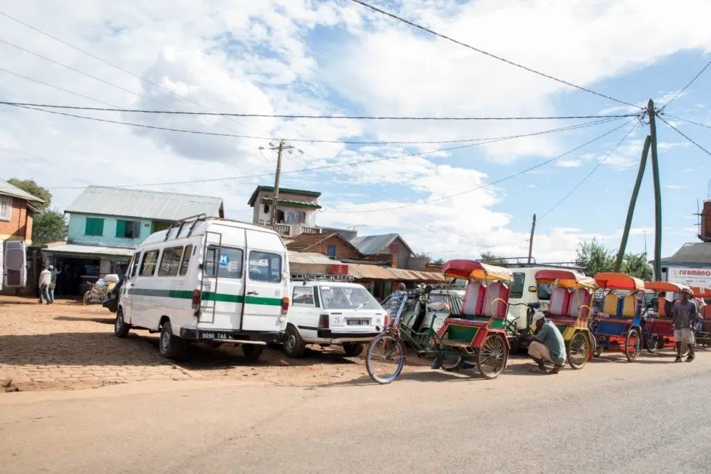 Rickshaws, vans, and cars.