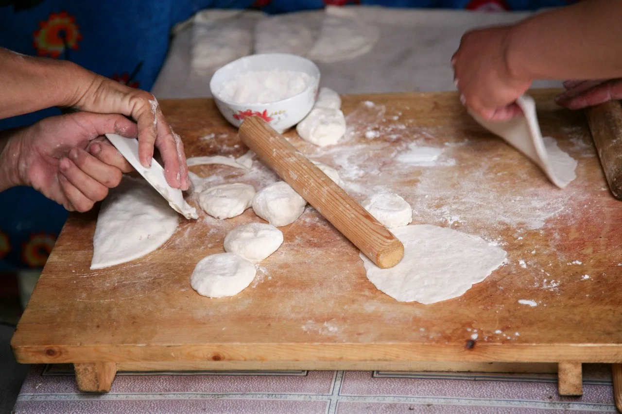 Cutting and crimping the khuushuur.