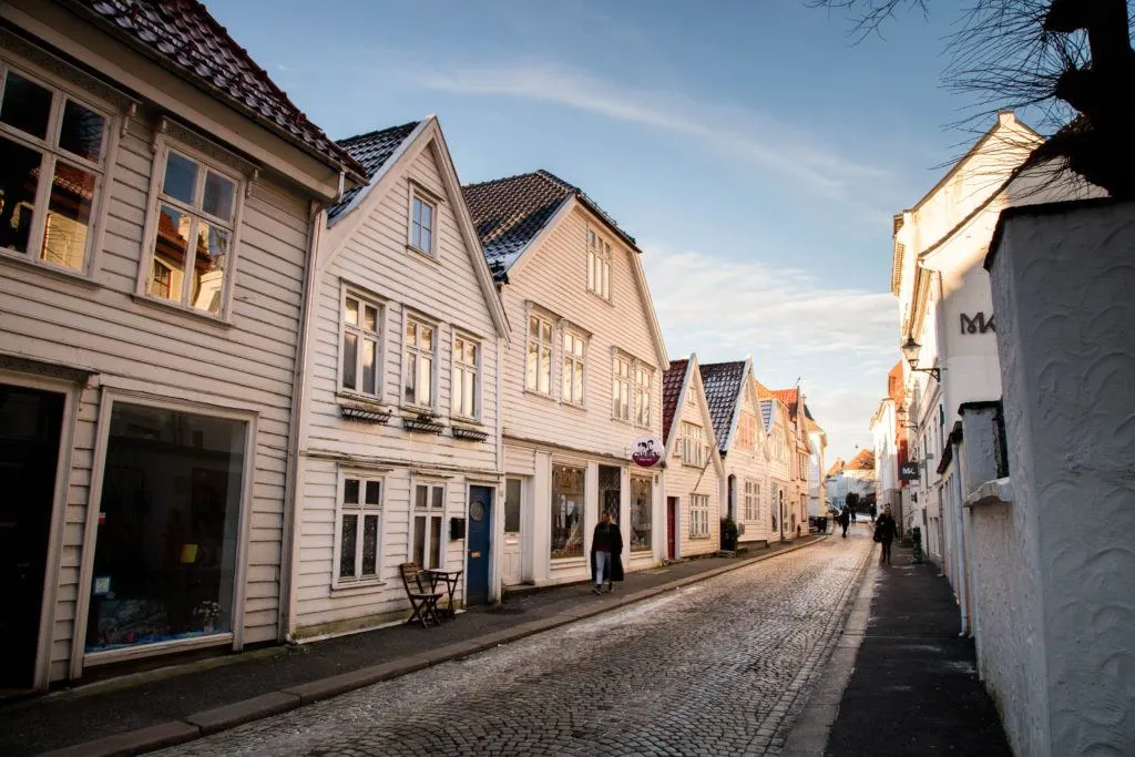 Street in Bergen with traditional white houses and dusting of snow. It&rsquo;s cold in Bergen in January, but it&rsquo;s also beautiful.