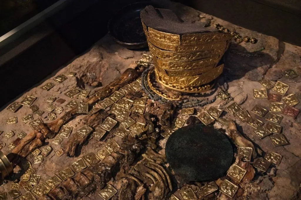 Crown and skeleton in the National Treasures Museum.