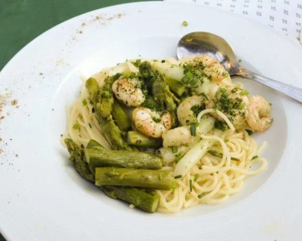 Green and white asparagus (spargel) are mixed with prawns for this pasta dish.