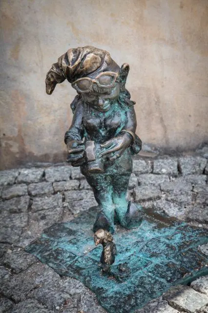 Female dward photographing dwarfs.